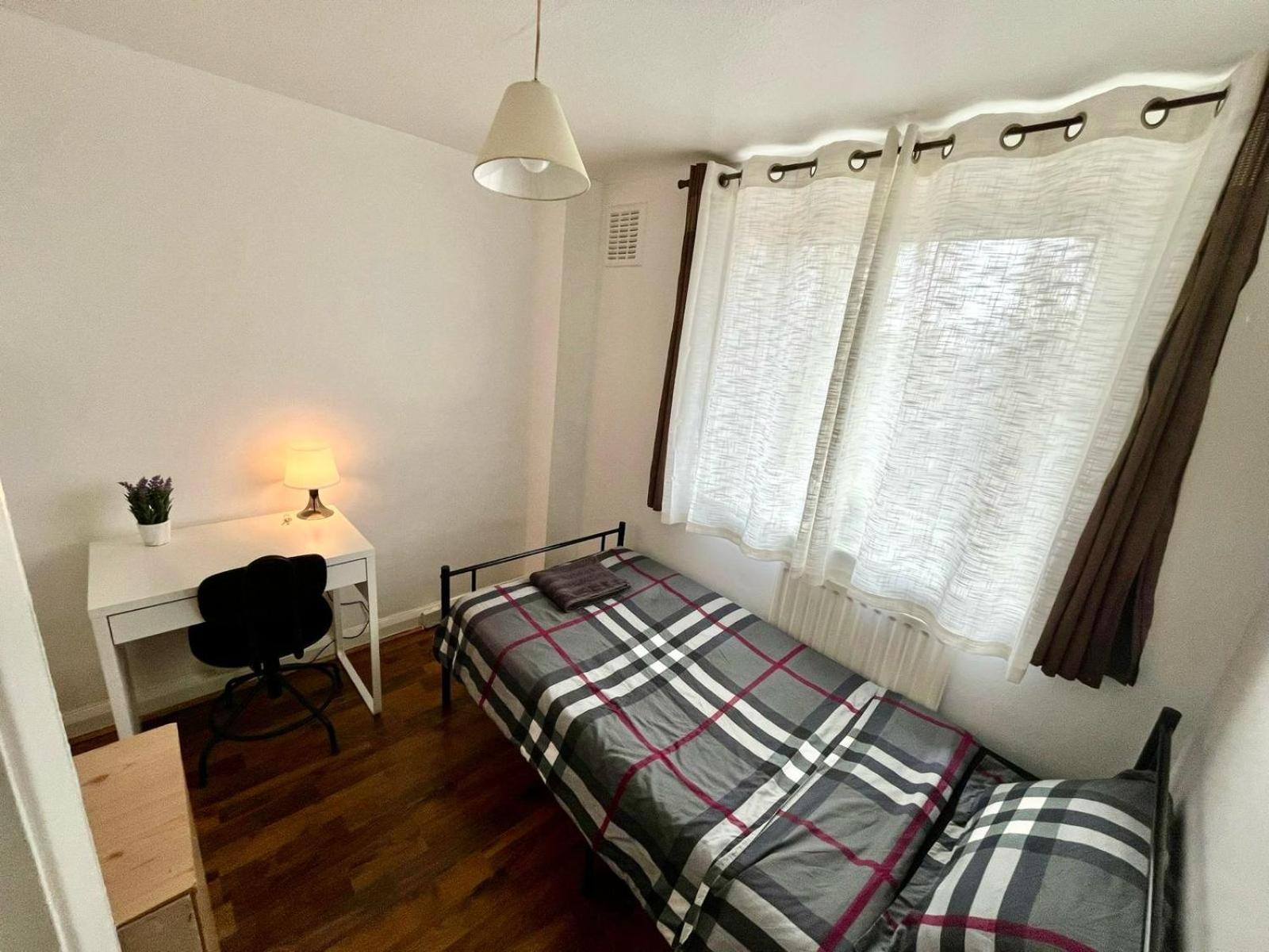 Whitechapel Station Rooms Londyn Zewnętrze zdjęcie