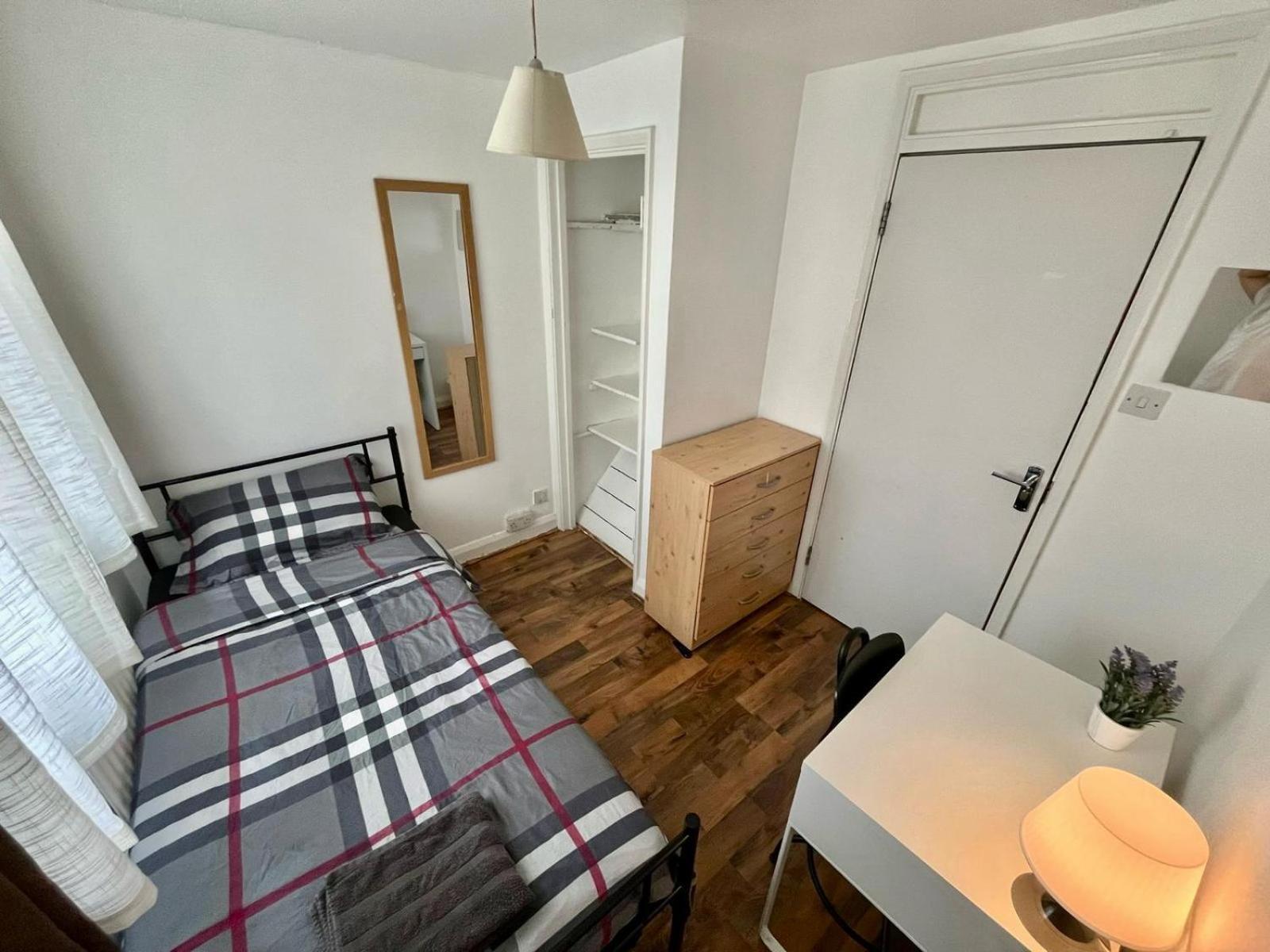 Whitechapel Station Rooms Londyn Zewnętrze zdjęcie