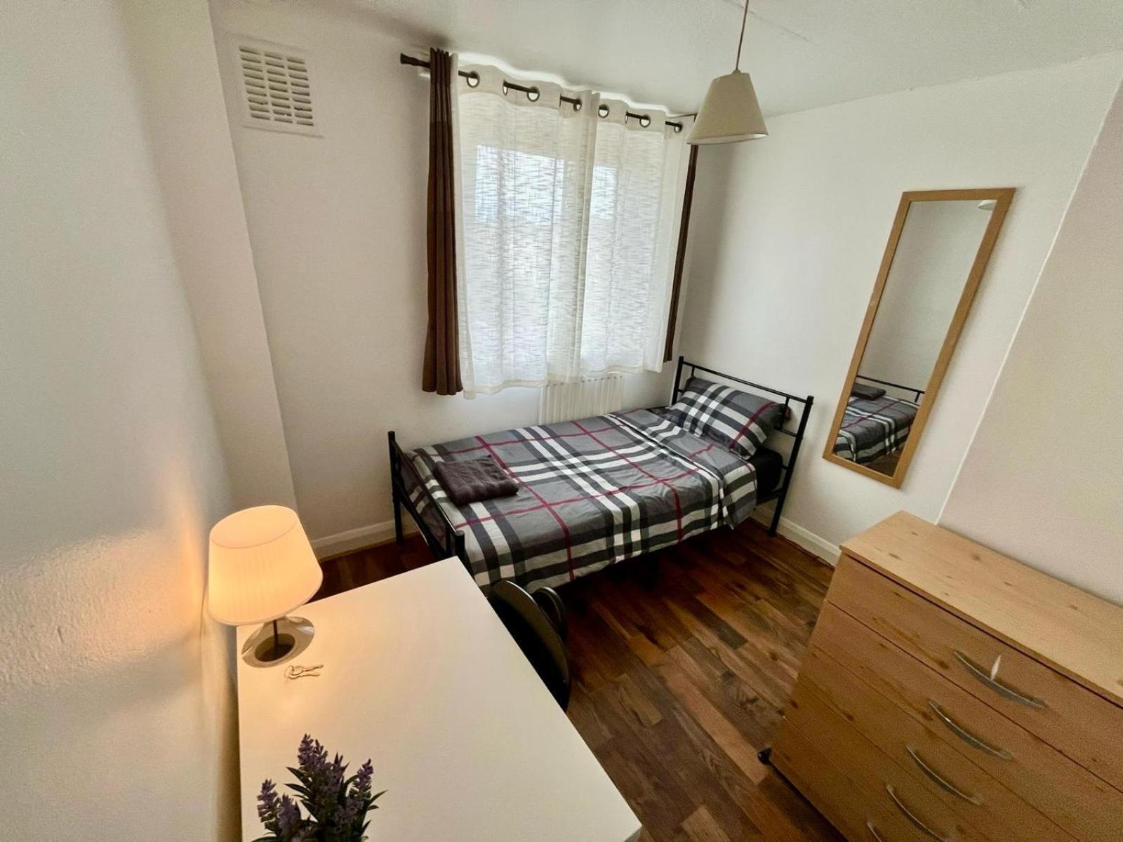 Whitechapel Station Rooms Londyn Zewnętrze zdjęcie